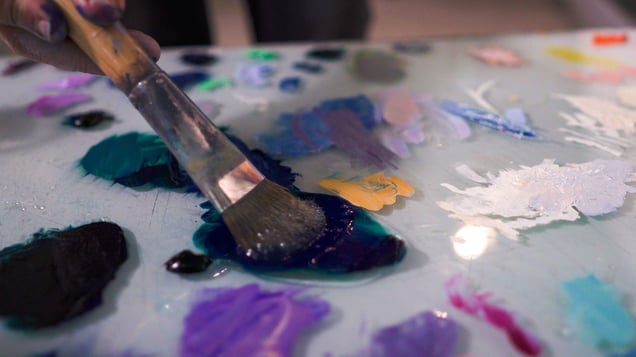 Paint brush mixing paint