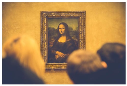 painign of Mona Lisa with yelloow tone