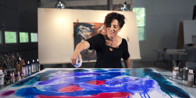 Elli Milan spray painting a canvas