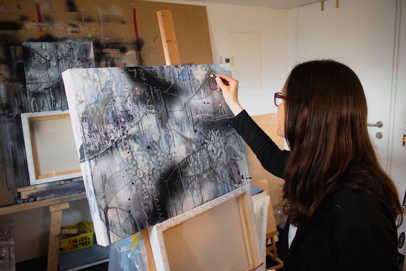 10 Abstract Painting Techniques for Beginners