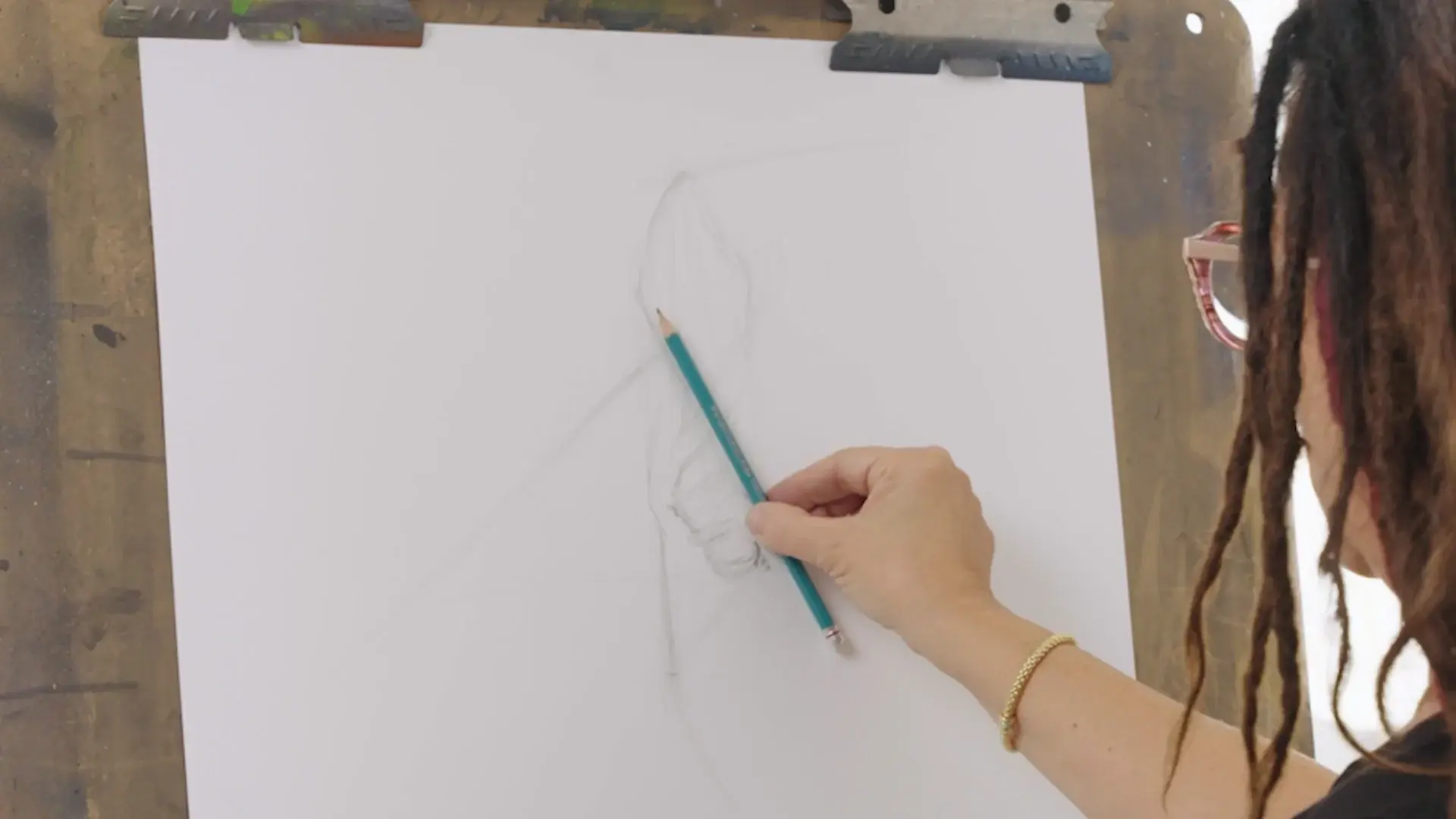 Elli at the easel drawing the first light lines of the horse's head